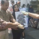 Ratusan masyarakat saat menggelar donasi untuk Bupati Sidoarjo, Ahmad Muhdlor Ali yang mangkir dari panggilan Komisi Pemberantasan Korupsi (KPK) di depan Pendopo Delta Wibawa, Senin (6/5/2024)