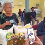 Petugas saat melayani salah satu penerima manfaat. Foto: Ist