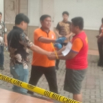 Salah satu adegan yang diperagakan dalam rekonstruksi