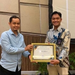 Kepala BPJS Kesehatan Cabang Gresik serahkan penghargaan untuk Petrokimia Gresik sebagai badan usaha yang patuh mendaftarkan seluruh karyawan jadi peserta JKN. (Ist)