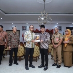 Bupati Trenggalek Moch.Nur Arifin usai melakukan tanda tangan akta pembiayaan dari PT SMI  di Pendopo Trenggalek 

