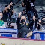 Bupati Jember Hendy Siswanto bersama Bupati Lumajang Thoriqul Haq saat menyaksikan pertandingan antara Persid dengan PSIL.