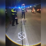 Polisi saat melakukan olah TKP di lokasi kejadian.