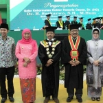 Gubernur Jatim, Khofifah Indar Parawansa berfoto bersama Soekarwo dan istri usai penobatan Doktor Honoris Causa di auditorium UINSA, Surabaya. foto: ist