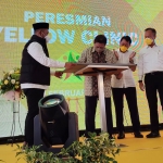 Menko Perekonomian Airlangga Hartarto saat menandatangani prasasti peresmian Yellow Clinic. foto: SYUHUD/ BANGSAONLINE