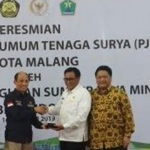 Wakil Menteri ESDM RI Arcandra Tahar menyerahkan bantuan 150 titik PJU tenag surya secara simbolis kepada Wakil Wali Kota Sofyan Edi Jarwoko, Rabu (16/10). foto: ist