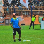 Jordi Kartiko saat mendampingi anak asuhnya di pinggir lapangan.