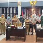 Wali Kota Batu saat memberikan keterangan pers usai teleconference, Senin (23/3) malam.