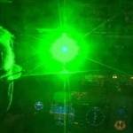 Pandangan di ruang pilot ketika sinar laser hijau menyerang. foto: mirror.co.uk