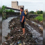 Alat berat saat melakukan normalisasi Sungai Anak Wrati.