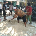 Pelatihan pembuatan pakan pada kelompok ternak unggas.