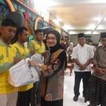 Wali Kota Kediri Vinanda Prameswati saat menyerahkan bingkisan lebaran kepada pahlawan kebersihan. (Ist).
