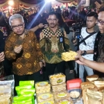 Marhen Jumadi Wakil Bupati Nganjuk bersama Himawan Estu Bagijo Plt Asisten 1 Sekdaprov Jatim saat mengunjungi stand. foto: DEVI FITRI/ BANGSAONLINE