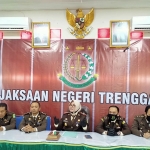 Kajari Trenggalek beserta jajaran. (foto: HERMAN/ BANGSAONLINE)
