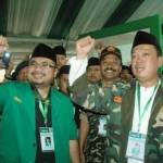 Yaqut Cholil Choumas (kiri) dan Nusron Wahid (kanan) dalam kongres Ansor ke-15 di Pesantren Sunan pandanarang Yogyakarta. foto: kedaulatan rakyat