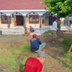 Warga dari lintas agama di Dusun Payak, Desa Tanon, Kecamatan Papar, Kabupaten Kediri, saat gotong royong membersihkan Masjid Baiturrohman. Foto: Ist