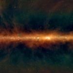 Pemandangan baru Bima Sakti dari Murchison Widefield Array, dengan frekuensi terendah berwarna merah, frekuensi tengah berwarna hijau, dan frekuensi tertinggi berwarna biru. Filamen emas besar menunjukkan medan magnet yang sangat besar, sisa supernova terlihat sebagai gelembung bola kecil, dan daerah pembentukan bintang masif muncul dengan warna biru. [Lubang hitam supermasif di pusat galaksi kita tersembunyi di wilayah putih terang di tengahnya.] Kredit: Dr Natasha Hurley-Walker (ICRAR / Curtin)
