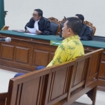 Sekda Gresik Andhy Hendro Wijaya saat menjalani sidang di PN Tipikor Surabaya, Senin (27/1) kemarin. foto: ist.