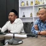 Ketua DPRD Gresik Fandi Akhmad Yani dan Wakil Ketua Asluchul Alif memberikan keterangan terkait pencegahan sebaran Corona. foto: SYUHUD/ BANGSAONLINE