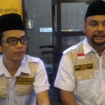 Abdul Halim, SH, MH (kanan) Ketua PD Satria Jatim didamping Sekreyaris PD Jati, Aufa Zhafiri saat menggelar jumpa pers. Foto : DIDI R/BANGSAONLINE