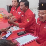 Punjul Santoso (kanan) saat mengembalikan formulir pendaftaran bakal calon wali kota dan melengkapi persyaratan lainnya kepada Tim 9 DPC PDIP Kota Batu.