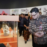 Bupati Kediri saat melihat salah satu koleksi Museum Daerah.
