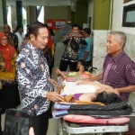 Bupati Yuhronur melihat langsung pemeriksaan pasien di RSUD Ngimbang.