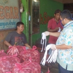 Petugas saat membagikan masker. (foto: kominfo)