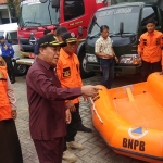 Bupati Fadeli saat mengecek perahu karet dan fasilitas lain usai apel.