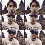 Shaheer Sheikh saat ke Candi Prambanan menutupi wajahnya dengan masker dan topi.