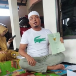 Muhammad Irfan, suami pelapor Sri Suhartatik, saat menunjukkan sertifikat tanah atas nama istrinya.