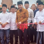 Wagub Jatim, Emil Dardak, saat bersama Kiai Asep dan Gus Barra membuka Bazar pada Kongres Pergunu ke-3.