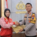 Kapolres Madiun, AKBP Anton Prasetyo, bersama peraih medali emas dalam Kejurnas Pencak Silat Kapolri Cup Kelas D Remaja Putri, Nadine Agis Oktavia.