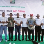 Bupati Pamekasan bersama ratusan petani tembakau menandatangani petisi Together We Grow: Selamatkan Mata Pencaharian Petani Tembakau.