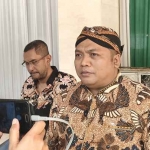 Ketua Umum Pimpinan Pusat Pagar Nusa Muchamad Nabil Haroen saat memberi keterangan kepada wartawan di Aula Muktamar Ponpes Lirboyo Kediri. Foto: MUJI HARJITA/ BANGSAONLINE.com