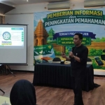 Narasumber dari BPJS Kesehatan sedang menjelaskan materi kepada para wartawan.