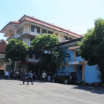 Salah satu gedung di Asrama Haji Sukolilo yang disulap menjadi hotel bagi warga Surabaya yang sedang menjalani karantina. foto: ist