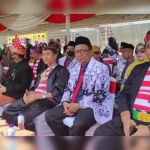 Ketua PGRI Jember, Supriyono (baju batik berkopyah) saat perayaan HUT ke-77 PGRI di Stadion Notohadinegoro, Jumat (25/11).