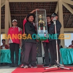 Penyerahan kembali piala bergilir dari pemenang sebelumnya. Foto: HENDRO SUHARTONO/BANGSAONLINE