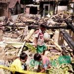 RATA: Rumah milik Sumindar rata dengan tanah usah dilalap api. foto: suwandi/ BANGSAONLINE