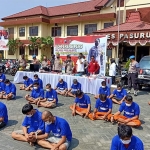 Kapolres Pasuruan, AKBP Rofiq Ripto Himawan, S.I.K., S.H., M.H., saat membeberkan kasus curat dan curas yang diungkap dalam konferensi pers di halaman Mapolres Pasuruan bersama Wakapolres, Kasubbag Humas, dan Kasatreskrim. (foto: ANDY F/BANGSAONLINE).