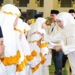 Gubernur Khofifah saat memperingati Nuzulul Quran di Masjid Al Akbar Surabaya.