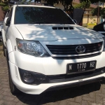 Mobil Toyota Fortuner berwana putih milik Agung Cahyono warga Perum Quality Riverside, Desa Gamping Wetan, Kecamatan Krian.