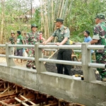 Danrem 084/Bhaskara Jaya Kolonel Inf Sudaryanto SE, saat meninjau pembangunan sebuah jembatan.