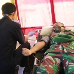 Seorang prajurit sedang melakkan donor darah.