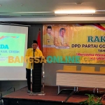 Ketua DPD Golkar Gresik, Ahmad Nurhamim, ketika memberikan arahan dalam Rakerda. Foto: SYUHUD/BANGSAONLINE
