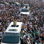 Prabowo saat menyapa pendukukungnya saat memasuki Ponpes Mambaul Ulum di Pamekasan. foto: ERRY S/ BANGSAONLINE