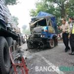 Kondisi bagian depan truk bermuatan beras ringsek dan kaca depannya hancur. foto: RONY SUHARTOMO/ BANGSAONLINE