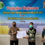 Kapolres Probolinggo, AKBP Teuku Arsya Khadafi, dan Direktur RSUD Waluyo Jati, Hariawan Dwi Tantomo, saat melakukan MoU.