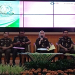 Kepala Kejari Kota Kediri, Novika Muzairah Rauf, bersama para pejabat lainnya saat menggelar jumpa pers terkait capaian kinerja menjelang peringatan HBA ke-63. Foto: Ist